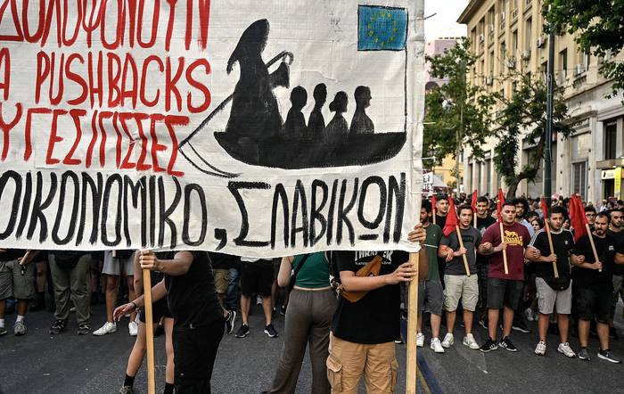Manifestación contra las políticas de la UE y del gobierno griego luego del naufragio en la península griega del Peloponeso, en el centro de Atenas (15.06.2023). · Foto: Louisa Gouliamaki, AFP