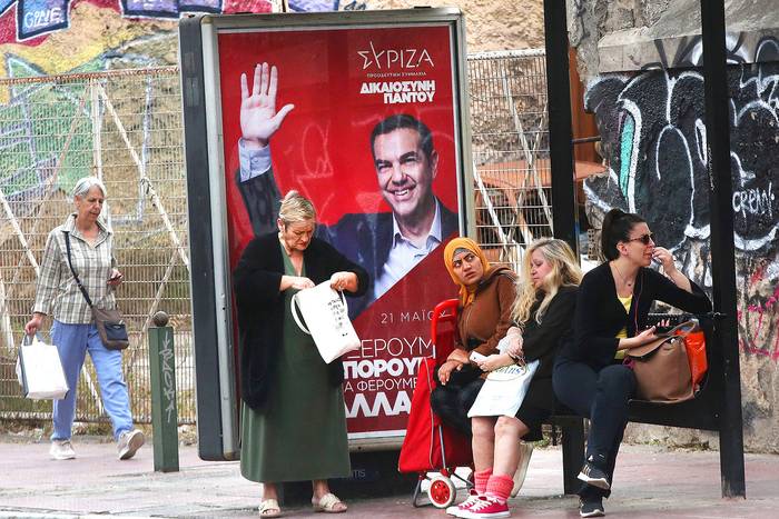 Propaganda electoral del candidato Alexis Tsipras en una parada de ómnibus, el 15 de mayo, en Atenas, Grecia. · Foto:  Orestis Panagiotou, Efe