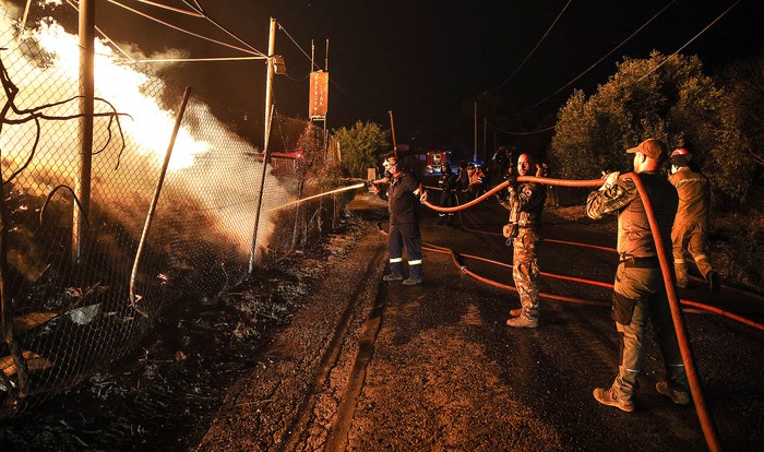 Incendio forestal, el 12 de agosto, en Vrilissia, en las afueras de Atenas. · Foto: Aris Oikonomou, AFP