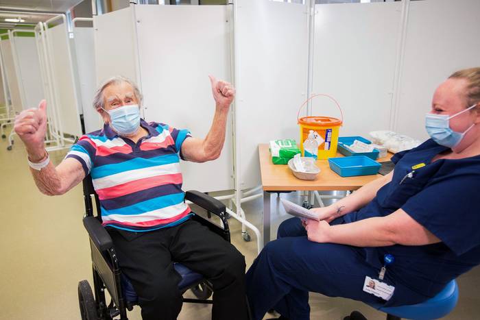 Henry Vokes, de 98 años, luego de recibir la vacuna Pfizer-BioNTech COVID-19, el 8 de diciembre, en el Hospital Southmead, Briston, Inglaterra.  · Foto: Graeme Robertson, POOL, AFP
