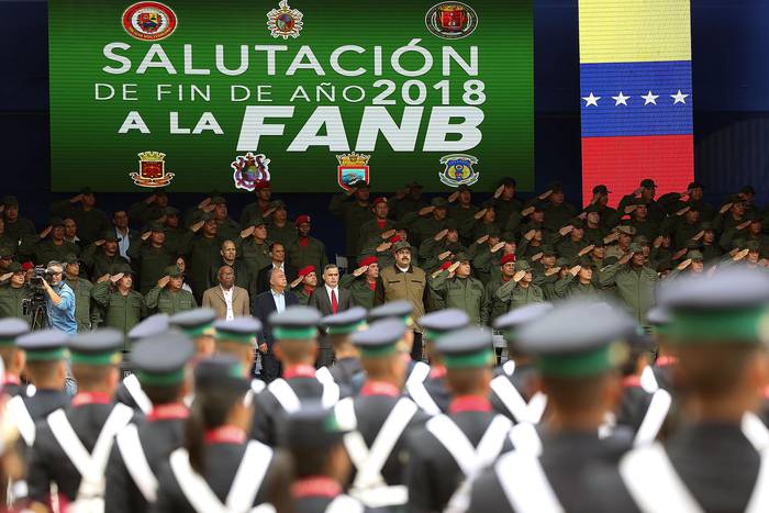 Nicolás Maduro e integrantes de las Fuerzas Armadas de Venezuela durante una ceremonia militar en las celebraciones de fin de año en Caracas. Foto difundida por Presidencia de Venezuela.  · Foto: Zurimar Campos, AFP