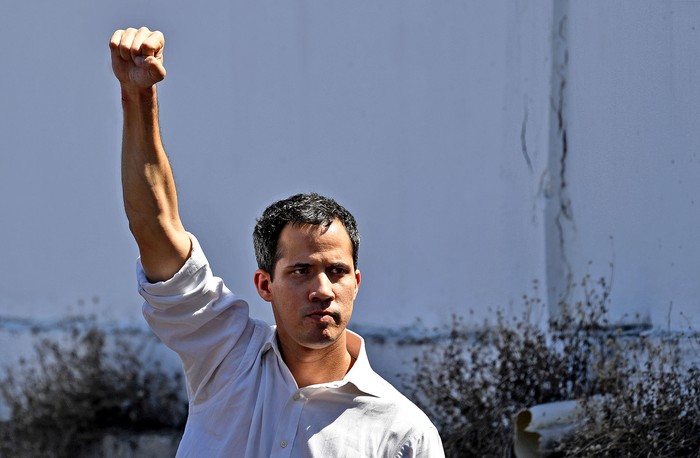 Juan Guaidó, ayer, durante una reunión abierta en Caraballeda, estado de Vargas, Venezuela.  · Foto: Yuri Cortez / AFP