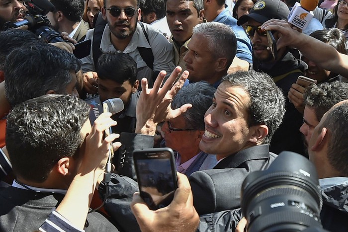 Juan Guaidó, hoy, en la plaza Bolívar de Chacao, al este de Caracas. · Foto: Luis Robayo