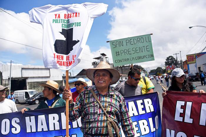 Marcha convocada por estudiantes universitarios exigiendo la renuncia de Jimmy Morales, el 20 de setiembre en la ciudad de Guatemala. · Foto: Johan Ordonez