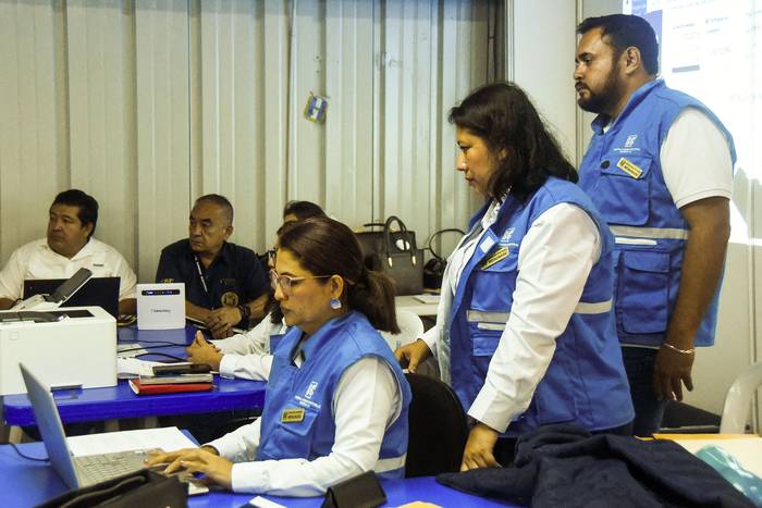 Autoridades electorales revisan actas en el Centro de Operaciones del Proceso Electoral, en Ciudad de Guatemala (04.07.2023). · Foto: Orlando Estrada, AFP