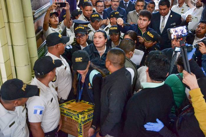 Fiscales del Ministerio Público retiran cajas con actas de escrutinio de las elecciones, durante allanamiento en la sede del Tribunal Supremo Electoral de Guatemala (30.09.2023).