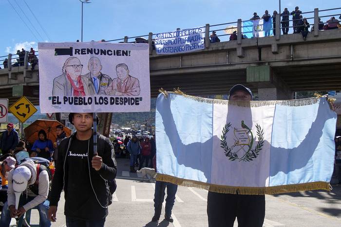 Indígenas bloquean una carretera durante una protesta para exigir la renuncia de la fiscal general Consuelo Porras y del fiscal Rafael Curruchiche, este lunes, en San Cristóbal Totonicapán, Guatemala. · Foto: Gustavo Rodas, AFP