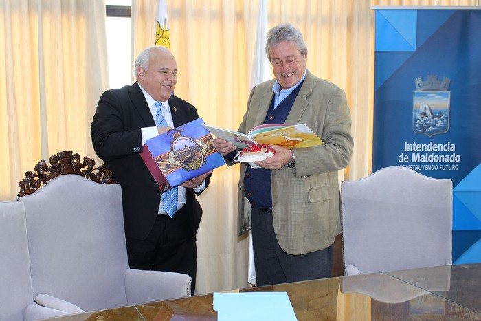 Estuardo Meneses Coronado y Enrique Antía, el 29 de agosto en la Intendencia de Maldonado. · Foto: Intendencia de Maldonado