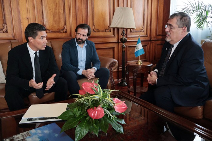 El hijo del periodista guatemalteco José Rubén Zamora, José Carlos Zamora, el director de la oficina regional para América Latina de Reporteros sin Fronteras, Artur Romeu, y el presidente guatemalteco, Bernardo Arévalo, el 30 de julio, durante una reunión en el Palacio de la Cultura en Ciudad de Guatemala. · Foto: Presidencia de Guatemala, AFP