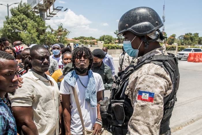 Control policial frente a la Embajada de los Estados Unidos, el sábado, en Tabarre, Haití.
 · Foto: Valerie Baeriswyl, AFP
