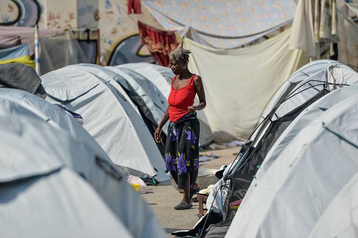 Refugio de desplazados dentro de un gimnasio, en Puerto Príncipe, Haití (31.08.2023). · Foto: Richard Pierrin, AFP