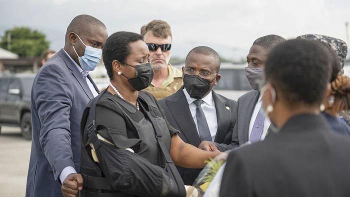 Martine Moise, viuda del asesinado presidente de Haití, cuando llega al aeropuerto Toussaint Louverture, en Puerto Príncipe, el 17 de julio. · Foto: Michel  Dessources, Presidencia De Haití, AFP
