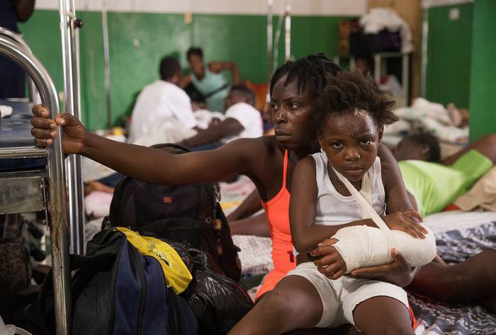 Daline Noel y su hija Bernard Lenise, ayer, en el hospital general Immaculée Conception, en Les Cayes, Haití. · Foto: Orlando Barría, EFE