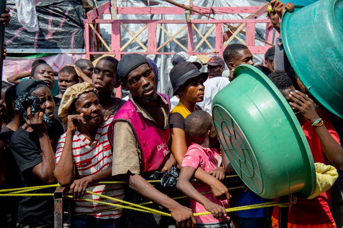 Cola para recibir alimentos en un campamento de desplazados en el liceo Marie Jeanne, en Puerto Príncipe, el 30 de setiembre de 2024. · Foto: Clarens Siffroy, AFP