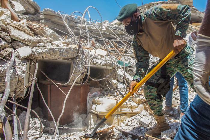 Remoción de escombros para búsqueda y rescate, tras el terremoto registrado este sábado en Haití. · Foto: Ralph Tedy Erol, EFE