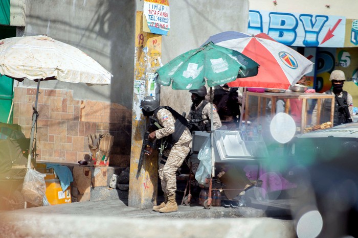 Policías haitianos intercambian disparos con pandilleros, el lunes, en Puerto Príncipe. · Foto: Clarens Siffroy, AFP