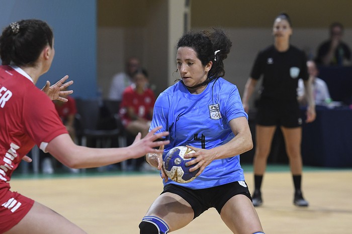 Martina Barreiro, de Uruguay, durante el partido entre Chile y Uruguay en Hándbol Femenino de los Juegos Odesur Asunción 2022, el 6 de octubre de 2022, en el Comité Olímpico Paraguayo, en Paraguay. · Foto: Sandro Pereyra