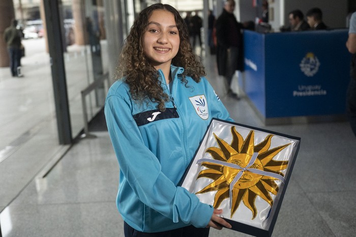 Hanna Arias recibe el pabellón nacional, el 20 de agosto, en la Torre Ejecutiva. · Foto: Alessandro Maradei