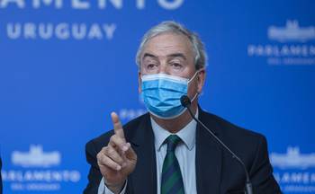 Luis Alberto Heber en conferencia de prensa en el Anexo del Palacio Legislativo, por el acuerdo con la Terminal Cuenca del Plata. · Foto: Alessandro Maradei