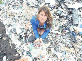 Sarah-Jeanne Royer con microplásticos en Kamilo Point, Hawái. Foto: Soest, International Pacific Research Center
Sarah-Jeanne Royer con microplásticos en Kamilo Point, Hawái. Foto: Soest, International Pacific Research Center