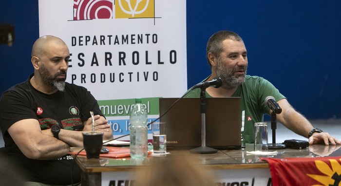 Johnny Saldivia y Gonzalo Castelgrande en el conversatorio sobre el hidrógeno verde en la sede del PIT-CNT. · Foto: Ernesto Ryan