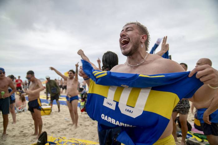 Hinchas de Boca Juniors en la playa de Copacabana, el 2 de noviembre, en Río de Janeiro. · Foto: Carlos Fabal, AFP