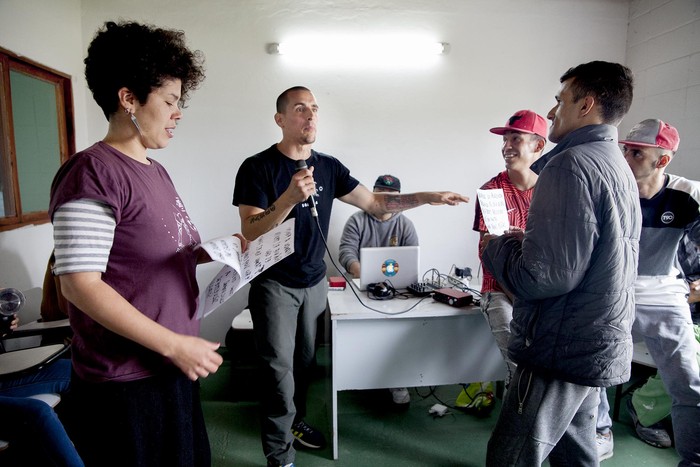 Taller de rap de Nada crece a la sombra con Federico González Canavesi (Kung-Fú Ombijam)  · Foto: Marta González