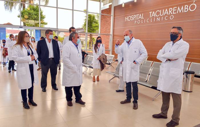 Presentación de la nueva técnica LAMP de hisopado desarrollada por el Instituto Pasteur, el martes, en el Hospital de Tacuarembó.  · Foto: Presidencia, s/d de autor