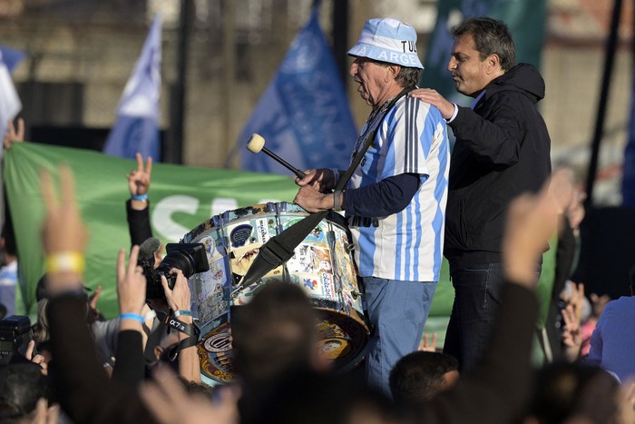 Sergio Massa junto a Tula, un histórico baterista peronista, el 17 de octubre de 2023, durante un acto para celebrar el Día de la Lealtad Peronista, en Buenos Aires. · Foto: Juan Mabromata / AFP
