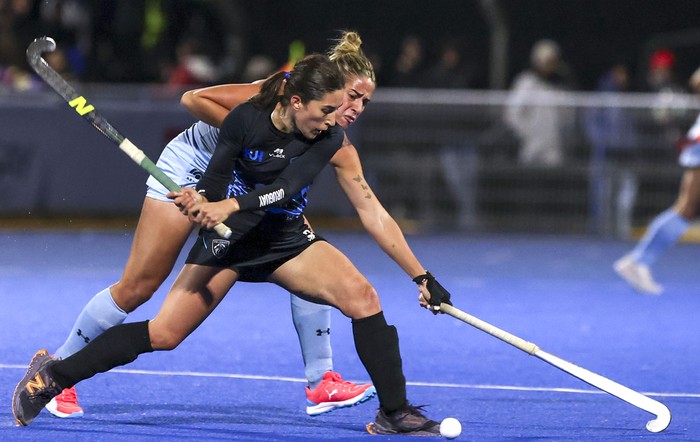 Zoe Díaz, de Argentina, Manuela Vilar, de Uruguay, el 24 de julio, en Cancha Celeste. · Foto: Rodrigo Viera Amaral
