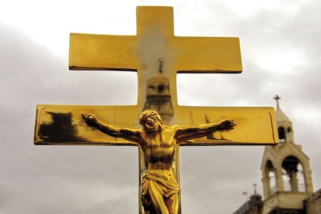 El minarete de la mezquita en la Plaza del Pesebre se refleja en un crucifijo de oro durante la procesión de Nochebuena, en 2002, en la ciudad de Belén (Cisjordania). Millones de cristianos de todo el mundo celebran el nacimiento de Jesucristo, quien según la tradición bíblica, nació allí. Hoy Belén es predominantemente musulmana. El minarete de la mezquita en la Plaza del Pesebre se refleja en un crucifijo de oro durante la procesión de Nochebuena, en 2002, en la ciudad de Belén (Cisjordania). Millones de cristianos de todo el mundo celebran el nacimiento de Jesucristo, quien según la tradición bíblica, nació allí. Hoy Belén es predominantemente musulmana.