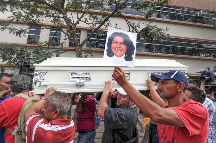 Familiares y amigos cargan el ataúd de la activista indígena asesinada Berta Cáceres durante su funeral en La Esperanza, Honduras, el 3 de marzo de 2016.
 · Foto: Orlando Sierra, Afp