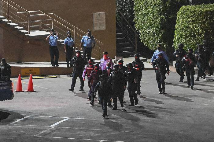 Fuerzas Especiales detienen al expresidente hondureño Juan Orlando Hernández cuando salía de la Corte Suprema de Justicia, luego de que un juez concediera su extradición a Estados Unidos, el 16 de marzo en Tegucigalpa. · Foto: Orlando Sierra, Afp