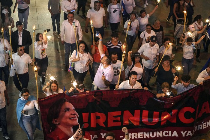 Miles de opositores de derecha marcharon, el 6 de setiembre, con antorchas en Honduras contra el gobierno de la izquierdista Xiomara Castro. · Foto: AFP