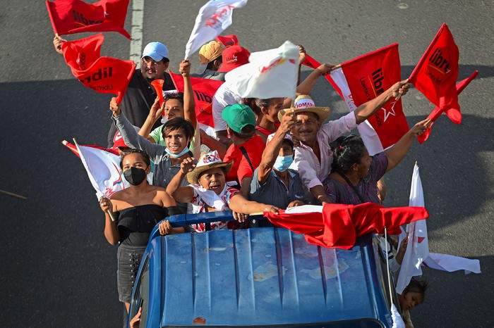Simpatizantes de Xiomara Castro, el 6 de noviembre en San Lorenzo, Honduras. · Foto: Orlando Sierra, AFP