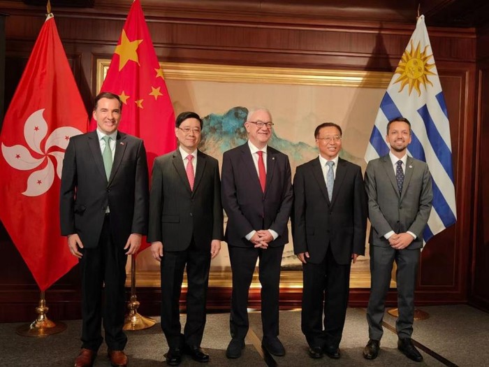 Mario Lubetkin junto a autoridades diplomáticas, durante la inauguración del Consulado General de Uruguay en Hong Kong. · Foto: Cancillería uruguaya