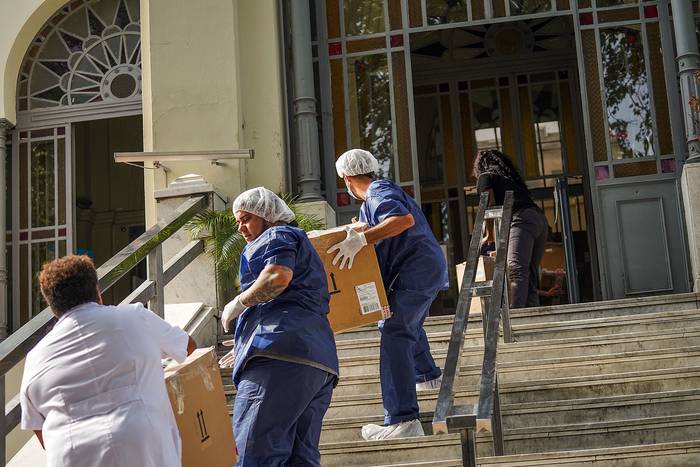 Personal del hospital Español ingresa insumos atender a pacientes con coronavirus. · Foto: Mariana Greif