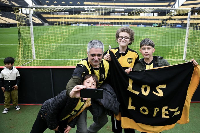 Meet and greet de Antel en el estadio Campeón del Siglo. · Foto: Gianni Schiaffarino