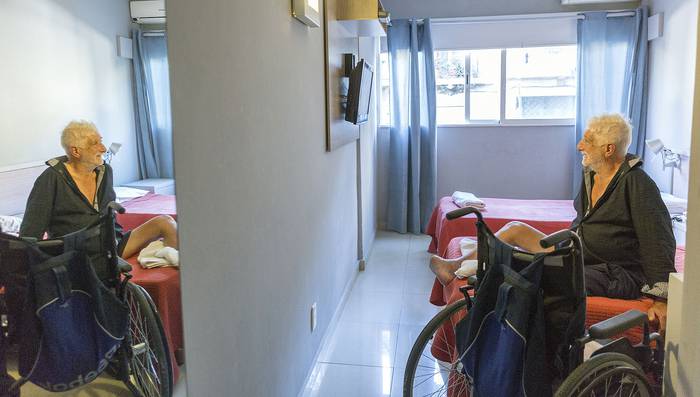 Persona rehubicada en el hotel Urban Express, en el centro de Montevideo. · Foto: .