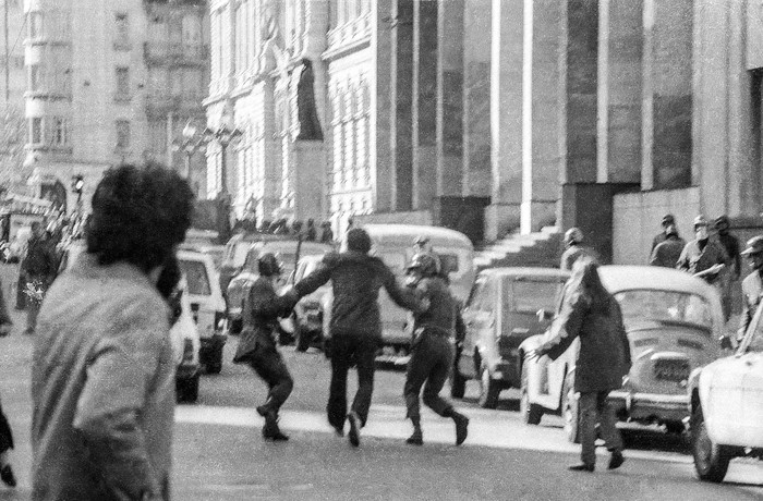 Represión policial en manifestación antidictatorial, el 3 de junio de 1984. · Foto: Cámaratres