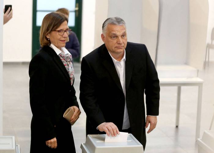 El primer ministro húngaro, Viktor Orban vota en un colegio electoral en Budapest, Hungría. · Foto: Feren Isza, AFP