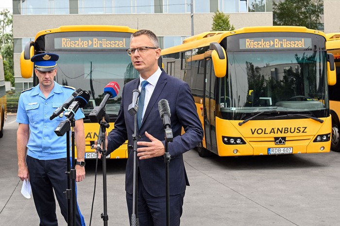 Janos Kuczik, subdirector nacional de Policía, y Bence Rétvári, secretario de Estado parlamentario del Ministerio del Interior, durante una conferencia de prensa en la estación de autobuses de Nepliget, el 6 de setiembre, en Budapest. · Foto: Tibor Illyes, MTI, AFP