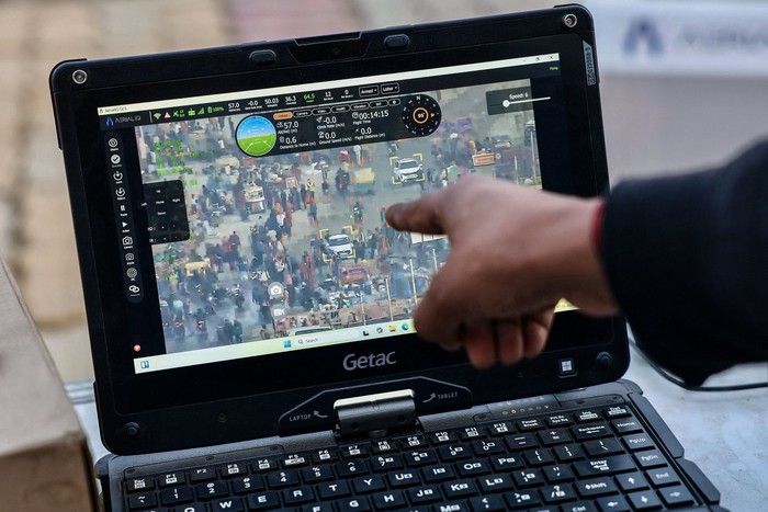 Un ingeniero muestra la vigilancia a través de un dron equipado con inteligencia artificial durante el festival Maha Kumbh Mela, India, el 17 de enero. · Foto: Niharita Kulkarni / AFP