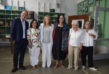 José Sotelo (IIBCE), Gabriela Verde (MEC), vicepresidenta Carolina Cosse, ministra de Ciencia de Brasil Luciana Santos, Lucía Topolansky y Silvia Olivera (IIBCE). · Foto: Presidencia de Uruguay, sin datos de autor
