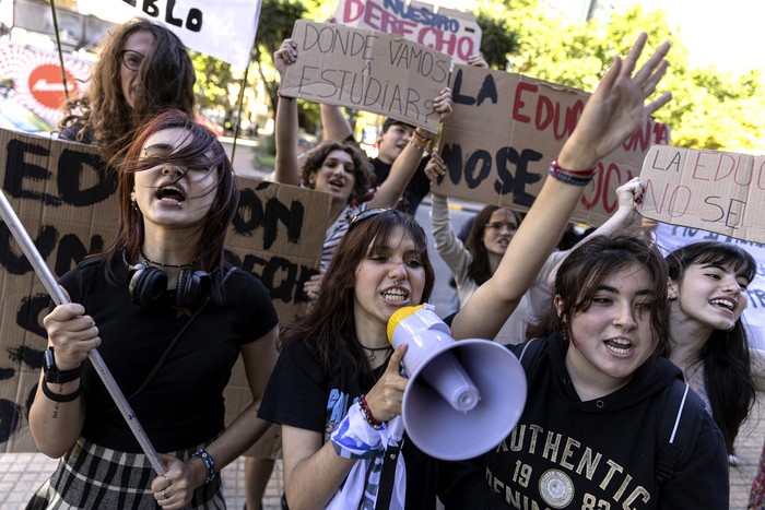 Movilización de familias y estudiantes del Prado, el 13 de noviembre, frente al Codicen. · Foto: Ernesto Ryan