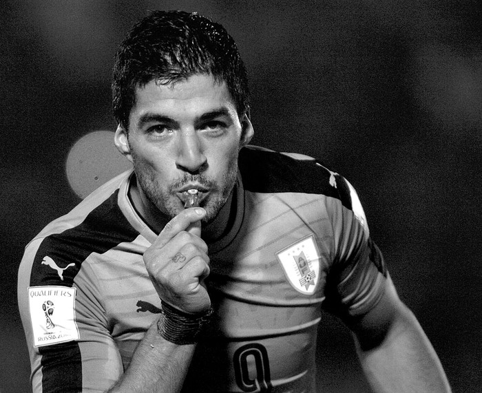 Luis Suárez festeja el tercer gol a Paraguay, ayer, en el estadio Centenario.Foto: Iván Franco