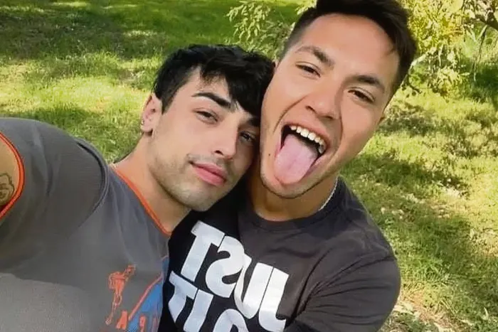 Ignacio Lago (derecha) junto a su pareja.