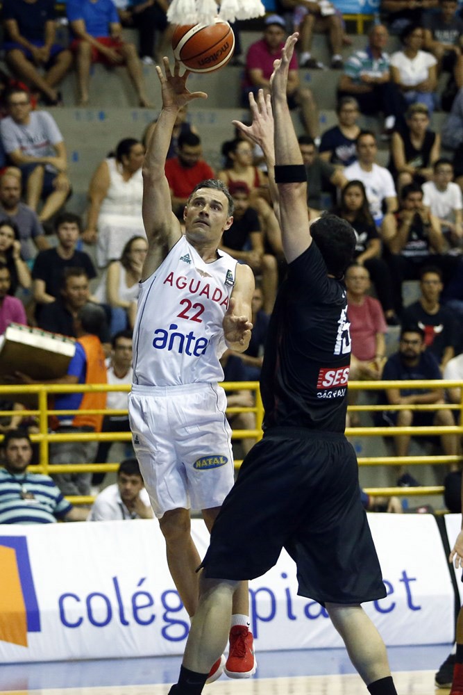 Federico Bavosi, de Aguada, y Lucas Cipolini, de Franca, en el gimnasio Pedroçao de Franca. foto Fiba, s/d de autor 