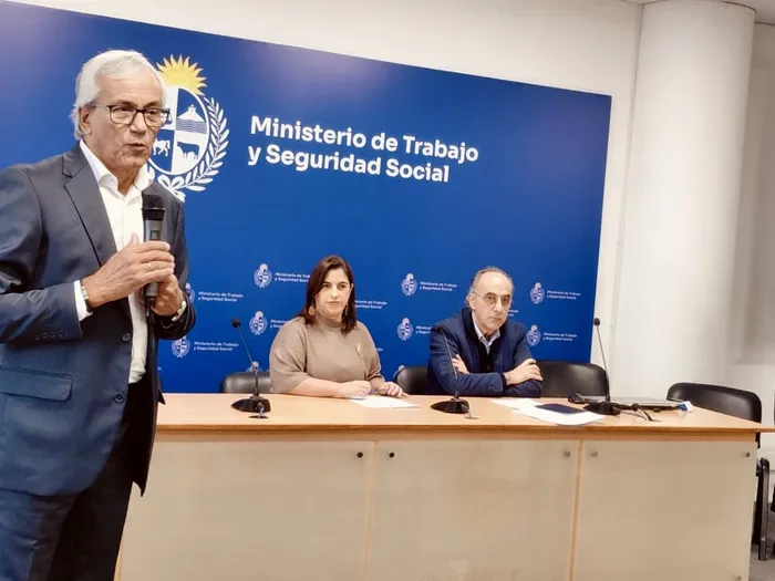 Juan Castillo, Andrea Bouret y Hugo Barreto, en el acto de conmemoración del Día Mundial de la Seguridad y Salud en el Trabajo, el 28 de abril, en el MTSS, en Montevideo. · Foto: Ministerio de Trabajo y Seguridad Social