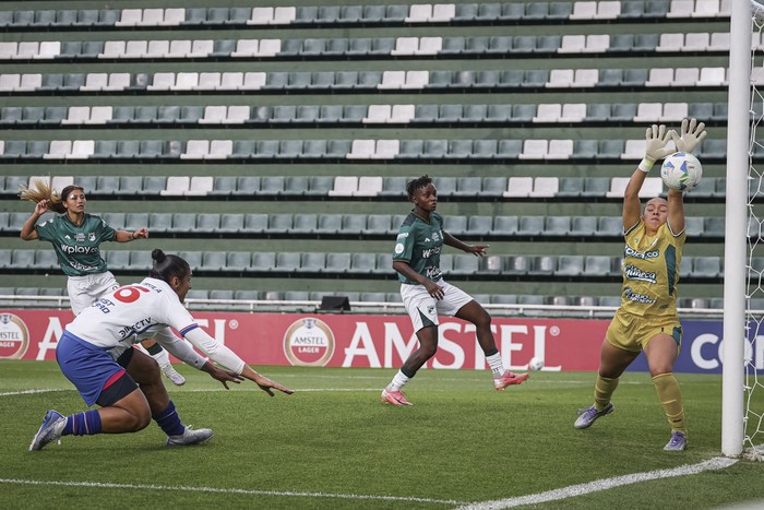 Durante el partido entre Nacional y Deportivo Cali, el 6 de octubre, en Colombia. · Foto: Dayana Ravelo